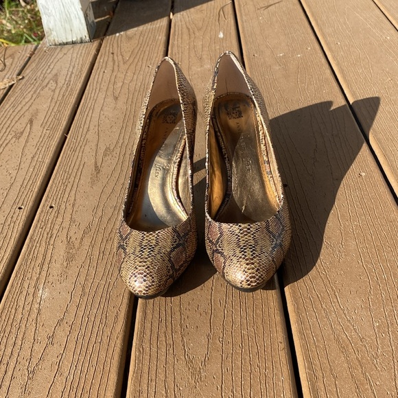 Anne Klein Clemence 3 faux snakeskin stacked look heel pumps in gold/ brown 10 - Picture 2 of 11